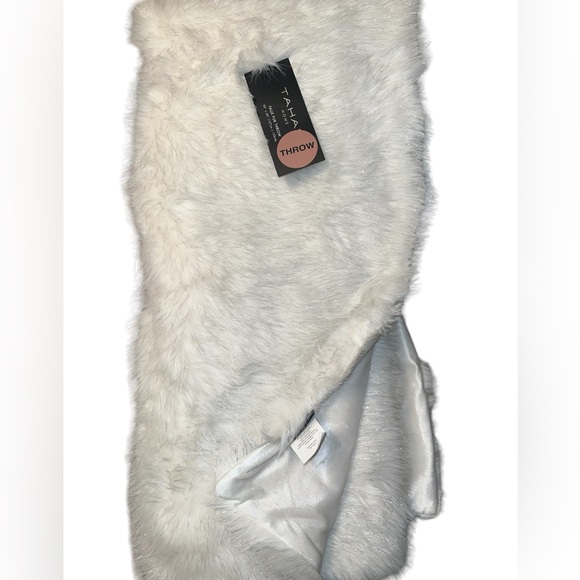 Tahari White Silver Tinsel Faux Fur Throw Blanket Luxury Holiday Christmas Decor - Picture 1 of 3